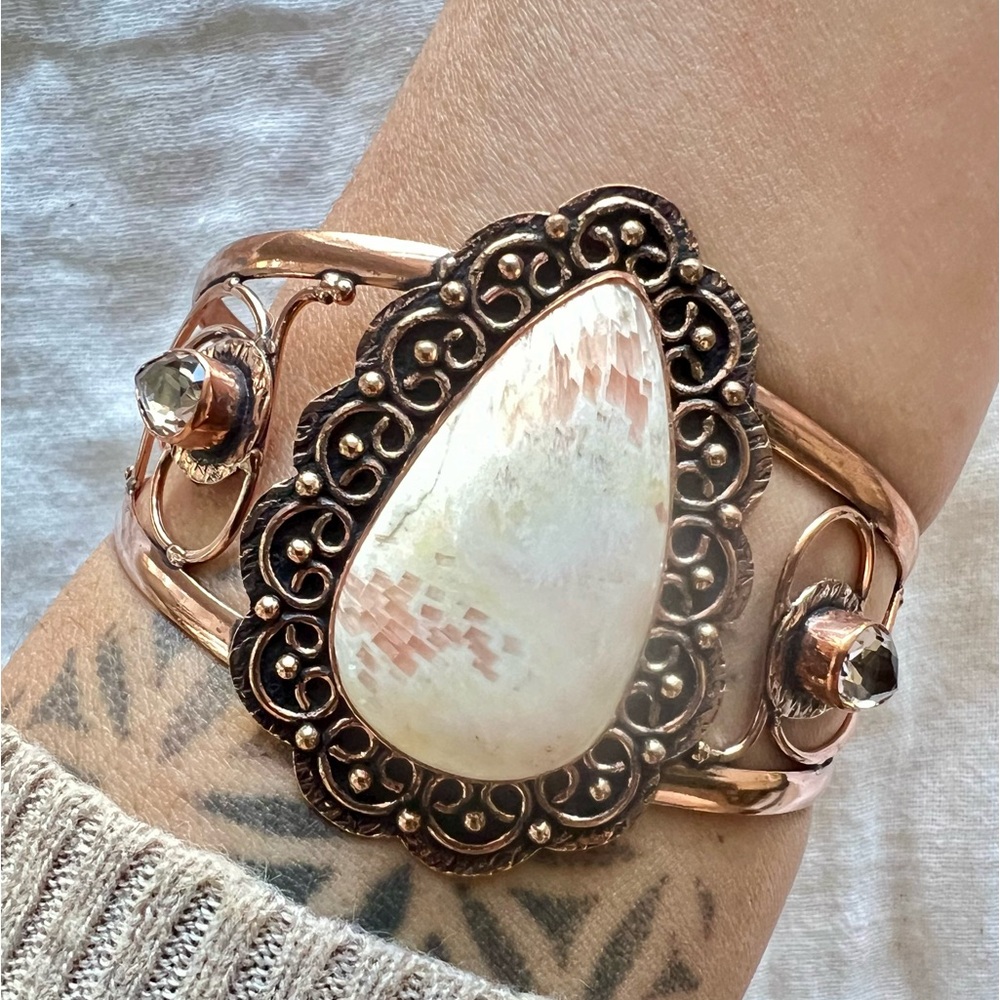 Elegant Gold and Cream Bracelet